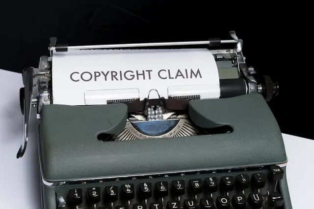 Máquina de escribir con una hoja que dice "Copyright Claim"