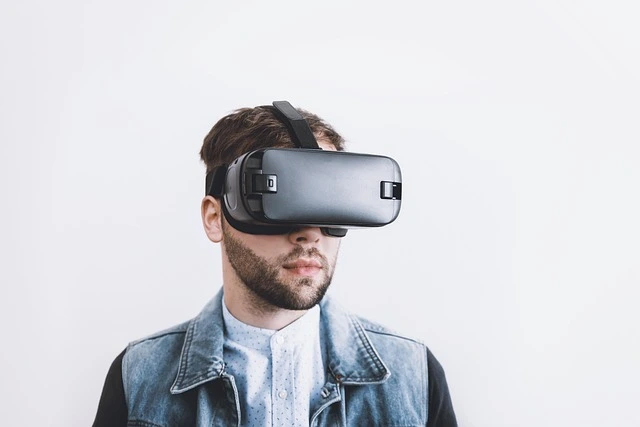 Joven con lentes de realidad virtual