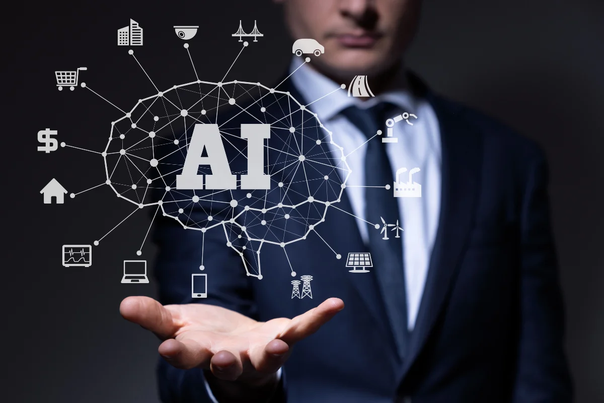 Hombre con traje con mano abierta hacia arriba e íconos rodeando la palabra "AI"
