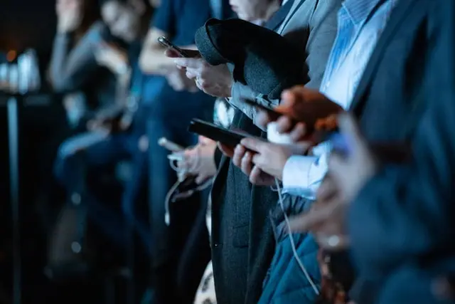 Personas mirando sus smartphones