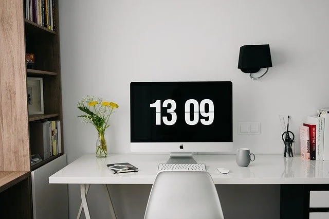 Escritorio ordenado con una computadora Mac