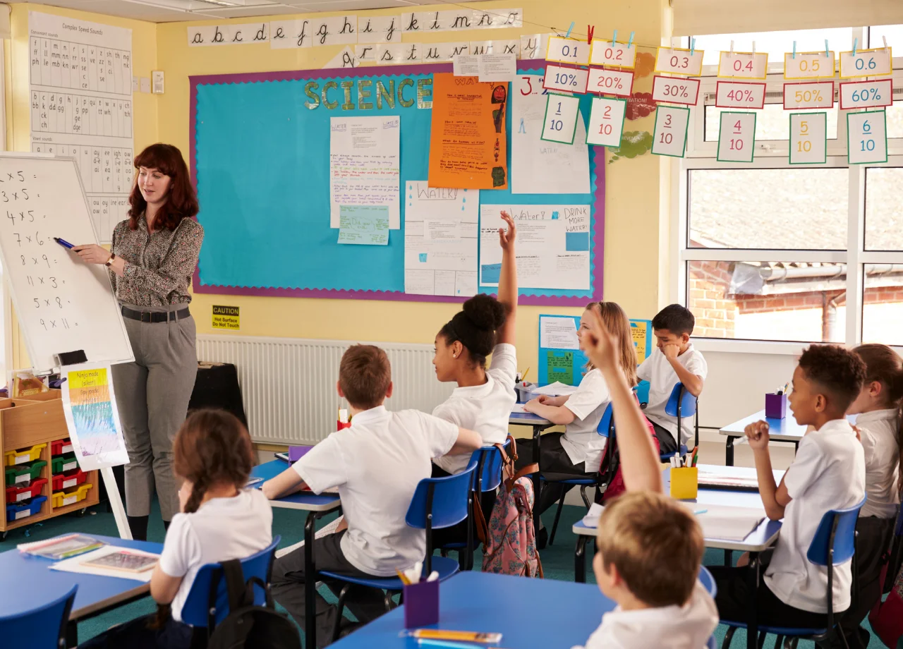 Maestra dando clases a niños