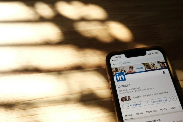 Smartphone mostrando interfaz de LinkedIn