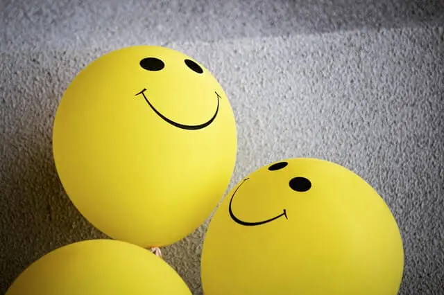 Globos amarillos con caras sonrientes