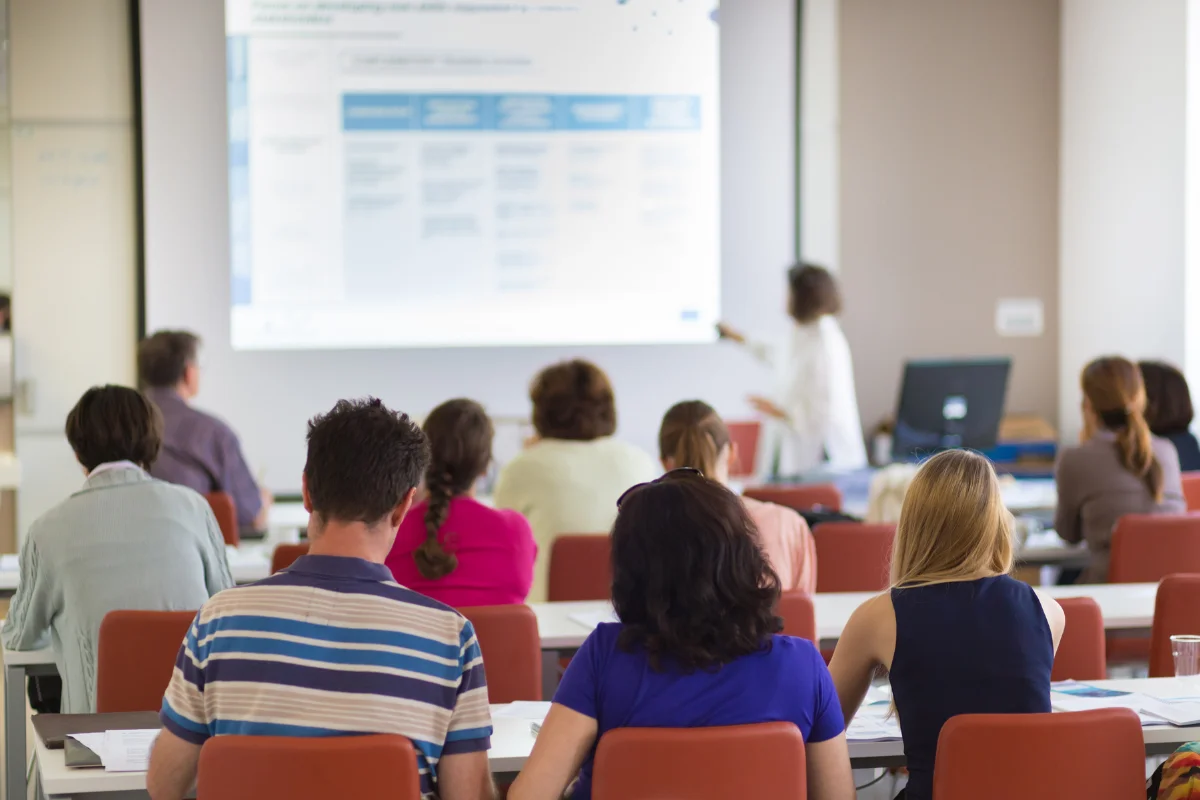 Estudiantes univeristarios tomando una clase