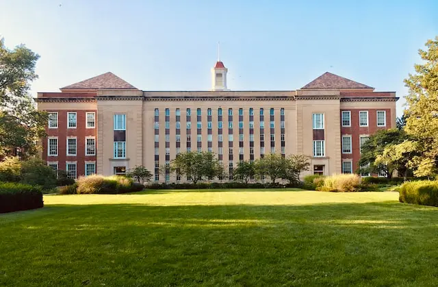 Fachada de una universidad