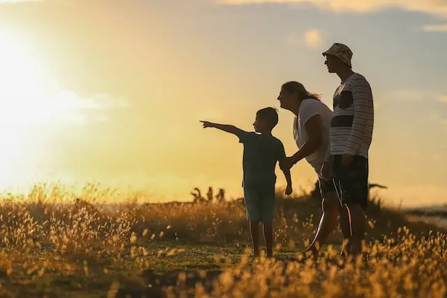Familia en un campo en un día soleado