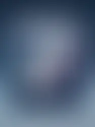 Logotipo de TikTok en relieve sobre un icono cuadrado azul oscuro con fondo degradado en tonos azules.