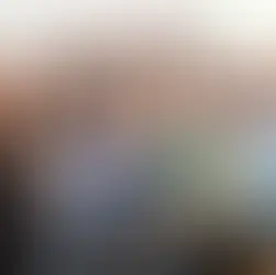 Grupo de jóvenes en un aula posa frente a una pizarra con los pulgares hacia arriba.