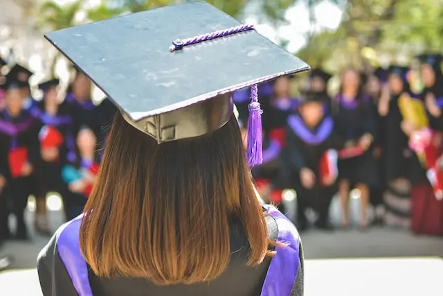 Chica graduándose