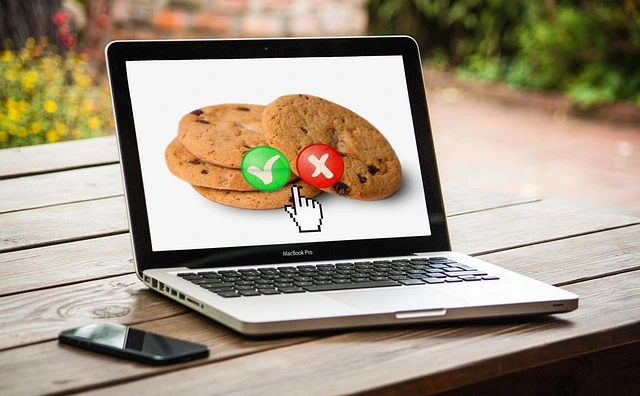 Laptop mostrando una pantalla con cookies de aceptar o rechazar