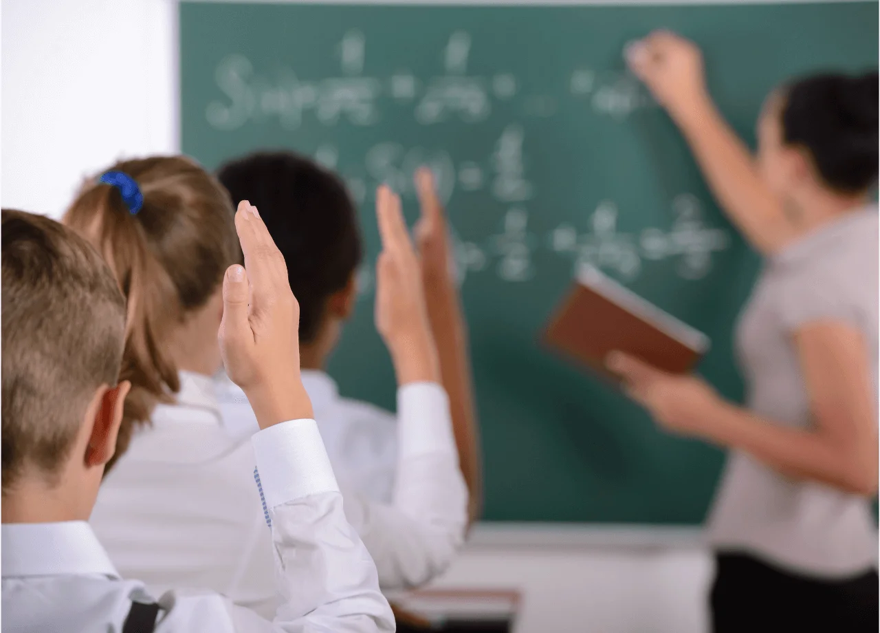 Niños tomando clases con una maestra