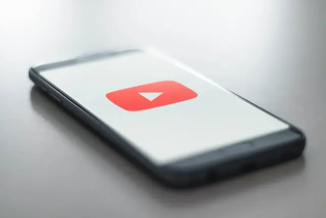 Un smartphone con el logotipo de YouTube en la pantalla