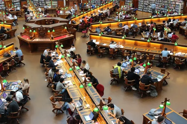 Biblioteca moderna y elegante