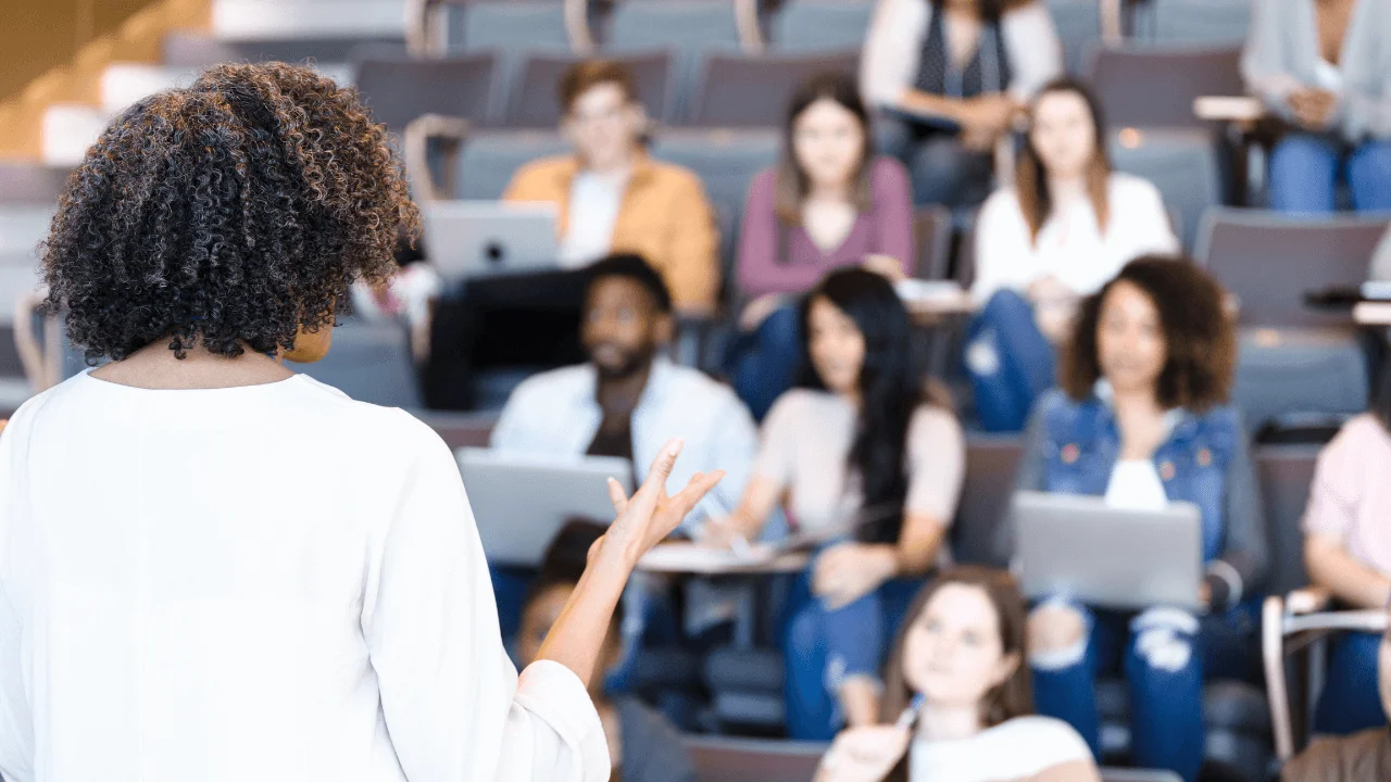 Profesora dando una cátedra en universidad