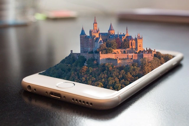 Smartphone del cual surge el holograma de un castillo