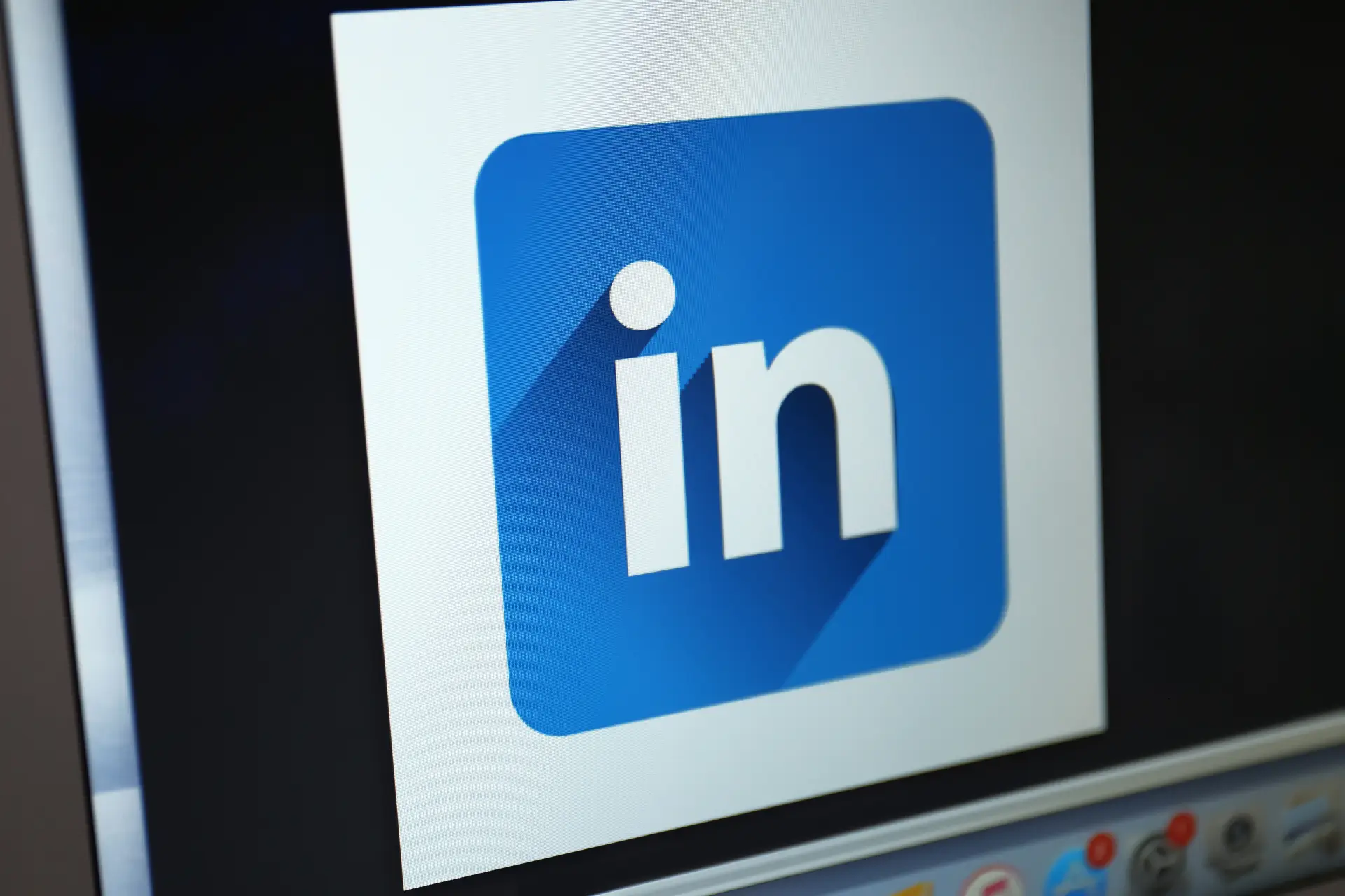 Pantalla de laptop mostrando el logo de LinkedIn