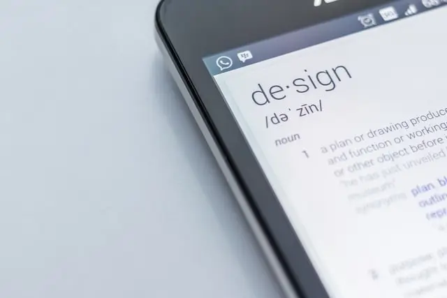Smartphone cuya pantalla muestra la definición de la palabra "desing"