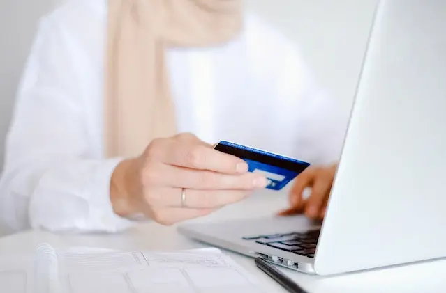 Mujer pagando en línea con tarjeta de crédito