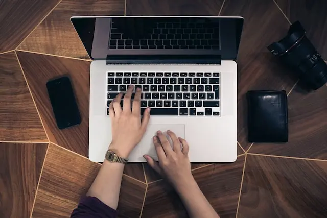 Persona escribiendo en una laptop