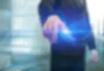 Un hombre de traje interactúa con una pantalla holográfica llena de gráficos de datos y líneas de crecimiento, simbolizando análisis de datos y toma de decisiones tecnológicas en un entorno empresarial moderno.