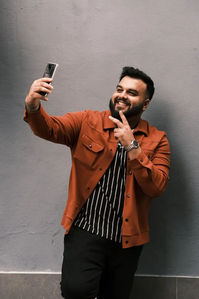 Hombre con barba posando para una selfie