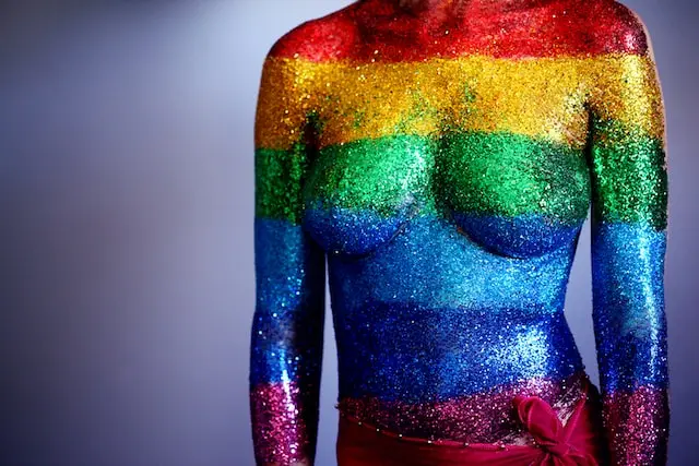 Torso body paint con la bandera gay