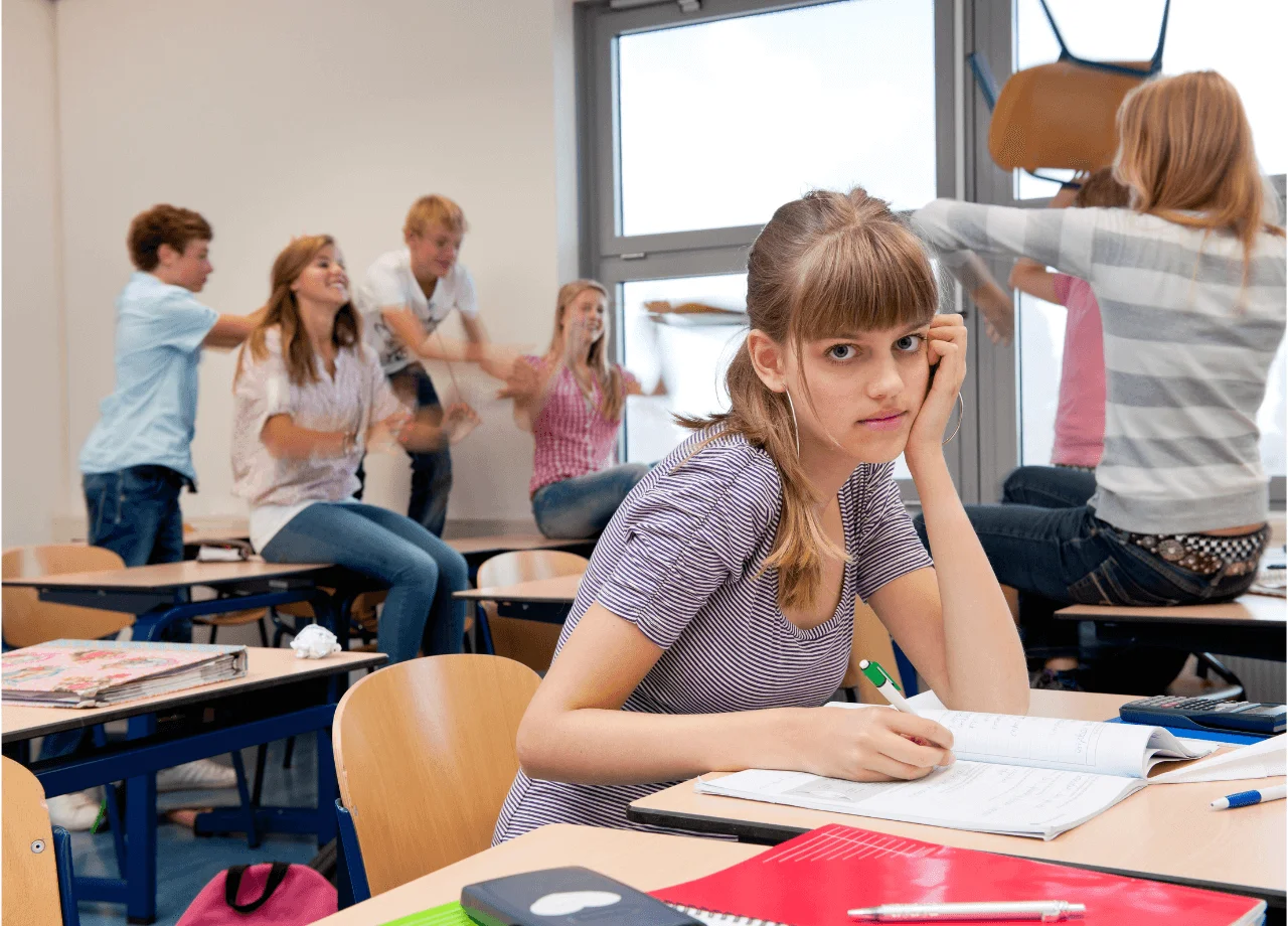 Alumnos indisciplinado en un salón de clases