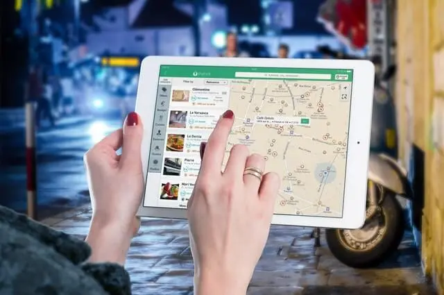 Tablet mostrando Google Maps
