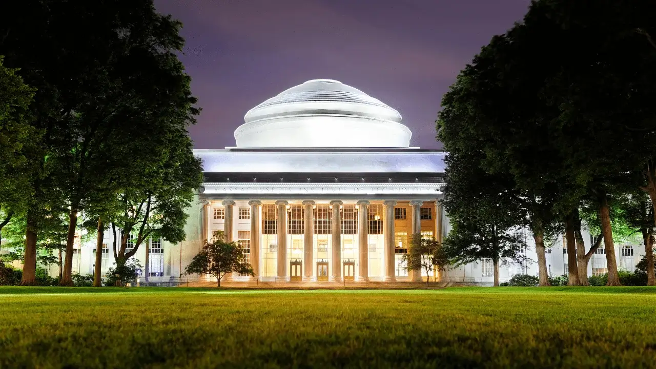 Fachada del MIT Instituto de Tecnología de Massachusetts