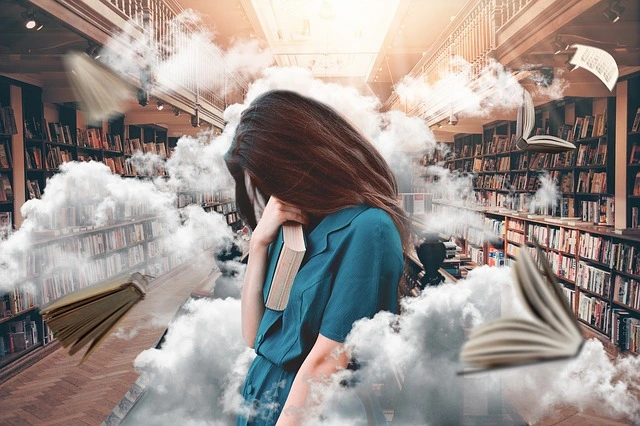 Una maestra estresada. Vemos humo y libros volando alrededor de ella