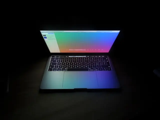 Laptop sobre fondo negro
