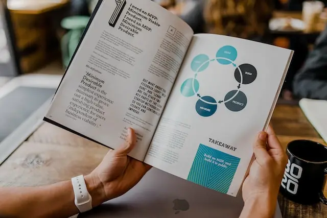 Persona leyendo un libro de Branding
