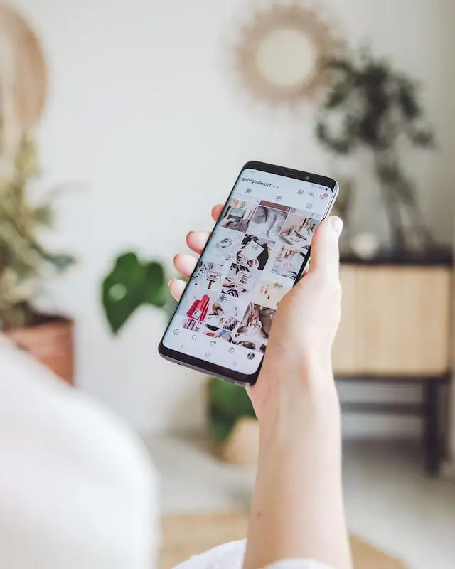 Persona viendo un feed de Instagram en un smartphone
