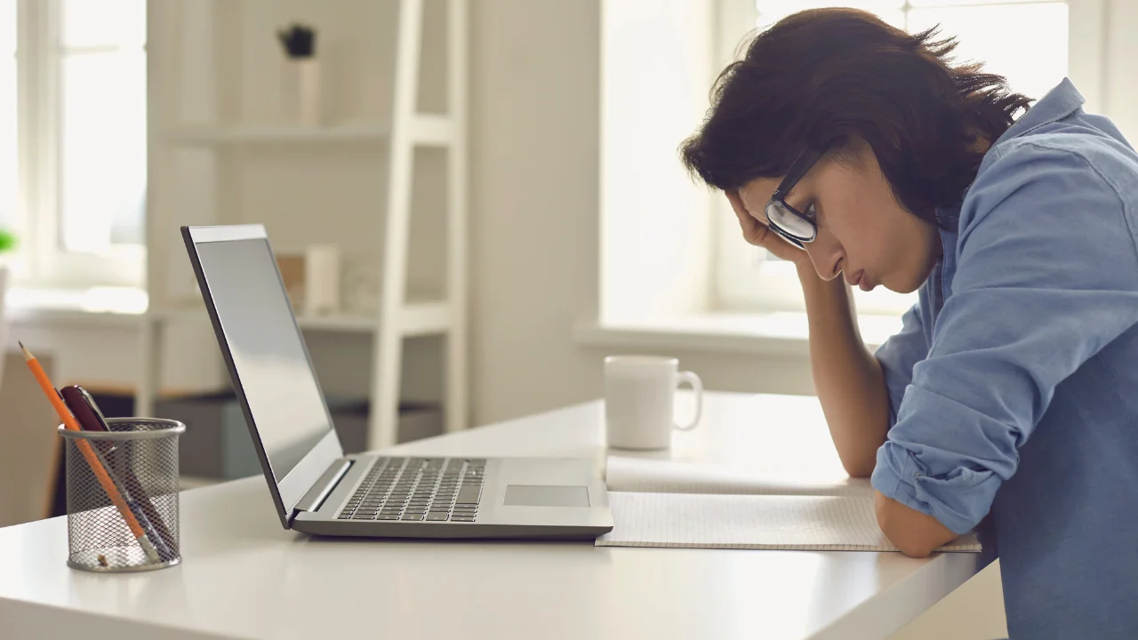 Mujer preocupada frente a laptop