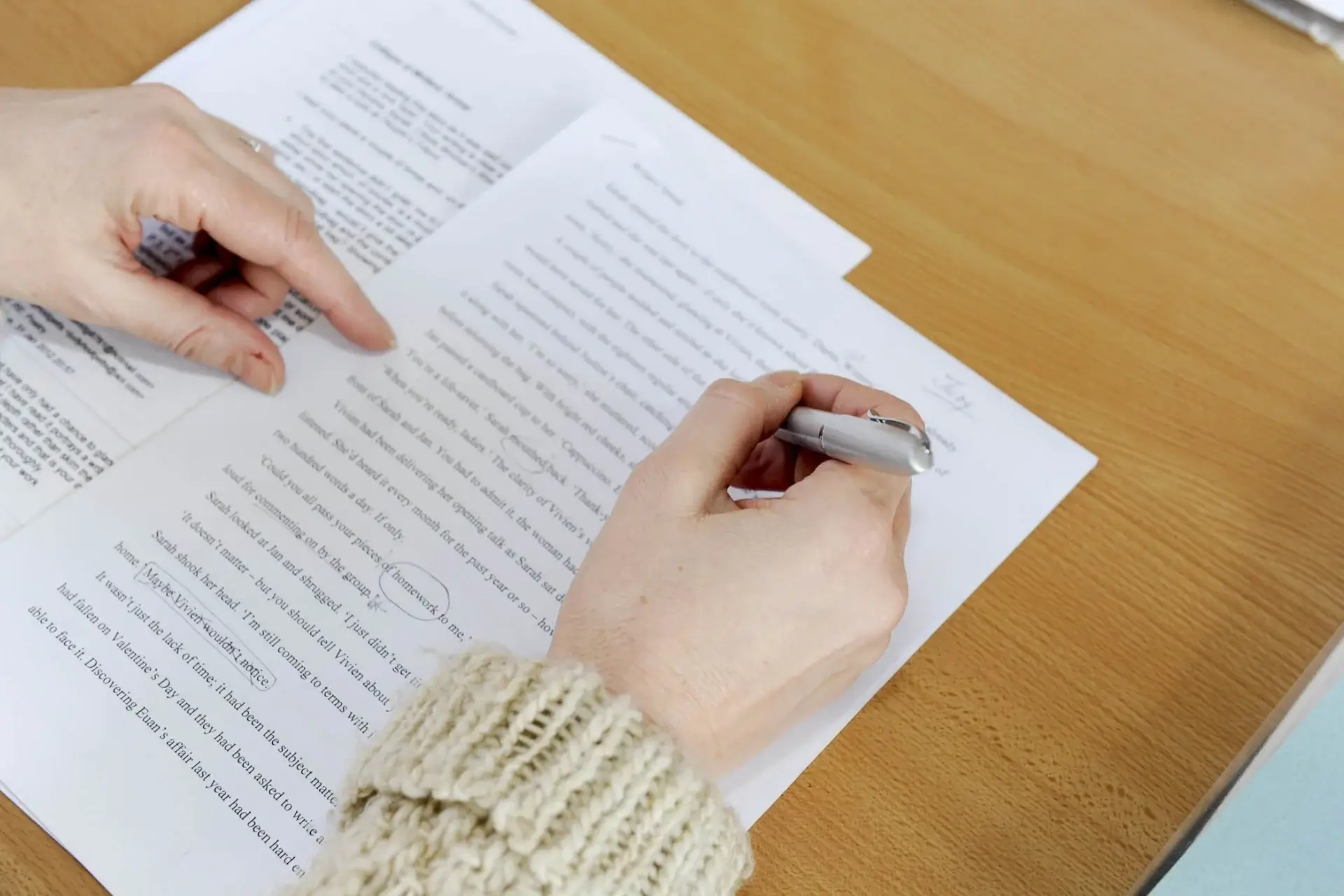 Persona revisando un texto impreso