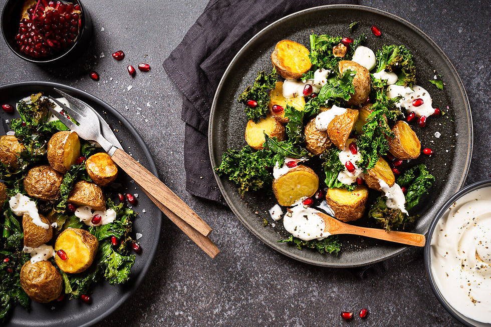 Bild einer professionellen Zusammenarbeit mit einer Foodfotografin: Grünkohlchips mit Bratkartoffeln und Granatapfelkernen