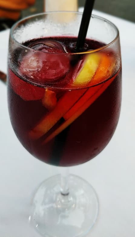 barcelone-bar-sangria-espagne.jpg