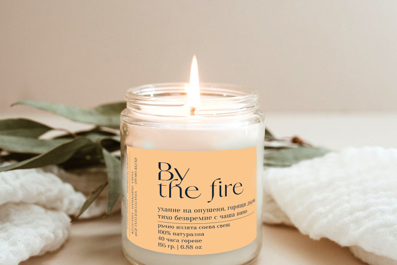 Връхни нотки: Карамфил - Приморски бор - Алдехид
Сърцевина: Кожа - Кедрови клонки - Бреза
База: Гуаяково дърво - Дъбов мъх - Кехлибарено дърво
ароматна соева свещ в стъклен буркан дървесен цитрусов флорален гурме парфюм натурално 100% истинско