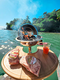 Churrasco a bordo na lancha.