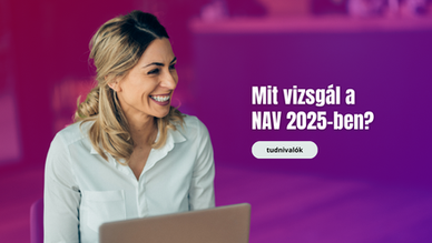 Nő blúzban mosolyog laptop NAV QUiCK