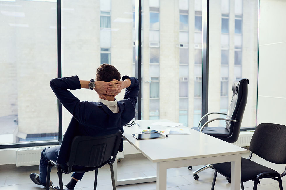Entspannter Anwalt im Büro