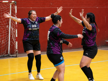 Mujeres privadas de libertad jugaron sus primeros partidos de futsal frente a clubes de barrio en Valparaíso
