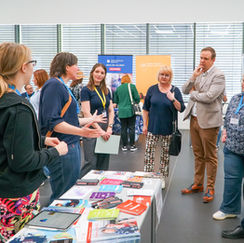 Presserundgang mit Vertreter*innen öffentlicher Institutionen und den Veranstalter*innen von Competentia