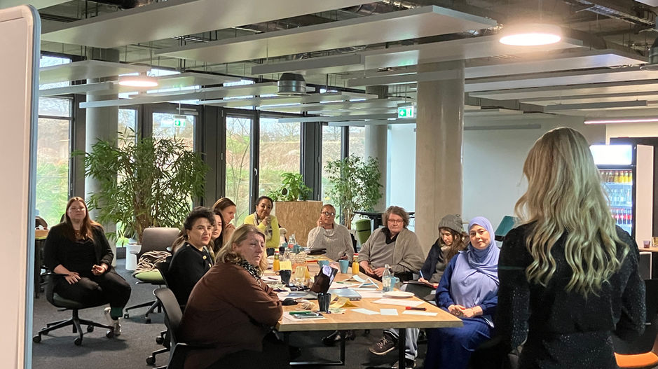 Die Teilnehmerinnen lauschen einem Vortrag.