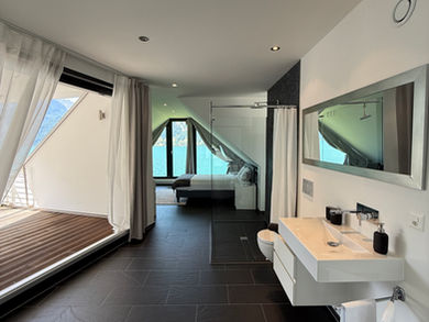Grosszügiges Schlafzimmer mit hochwertiger Ausstattung und Seeblick