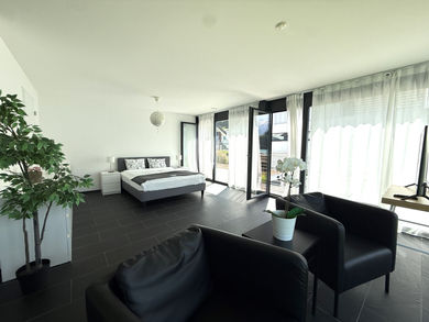 Grosszügiges Schlafzimmer mit hochwertiger Ausstattung und Seeblick