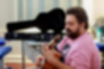 Músico tocando violão na Galeria com estojo ao fundo