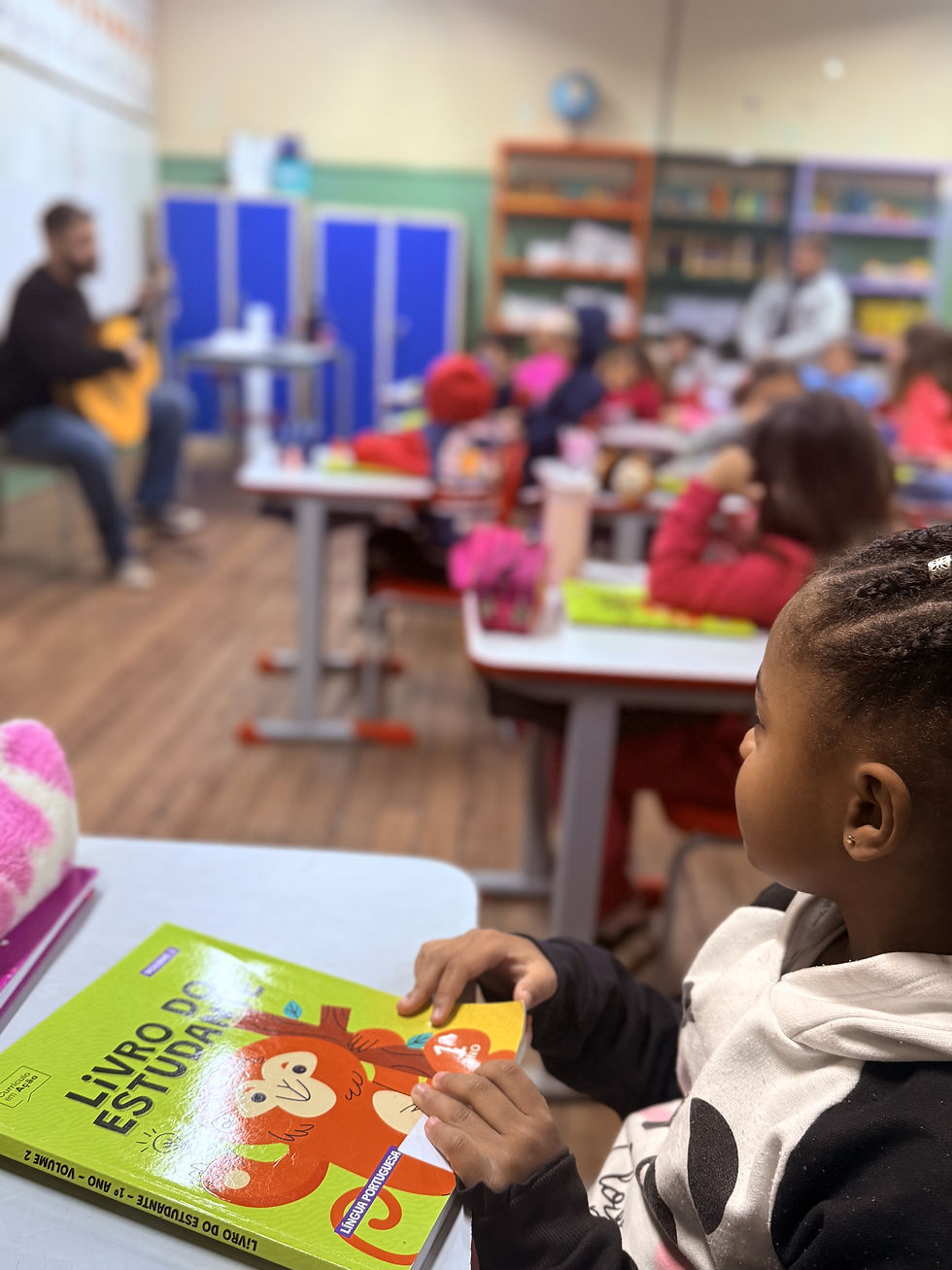 Criança em sala observando a trajetória do Violão na Escola.