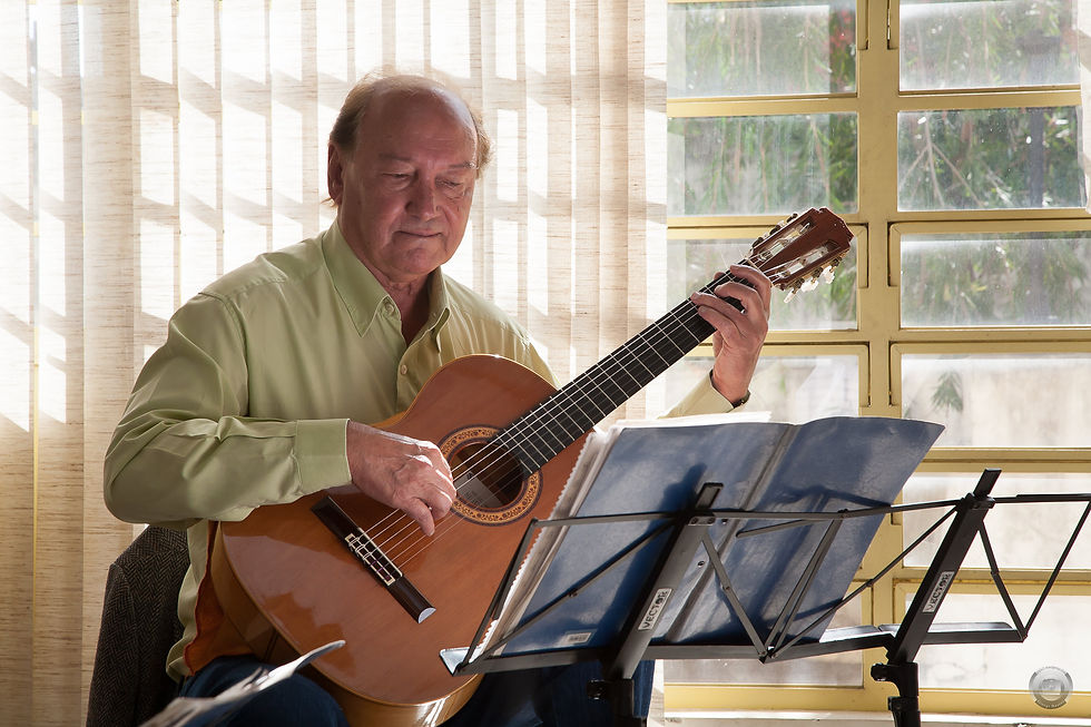 Músico tocando peça na trajetória do Violão na Escola.